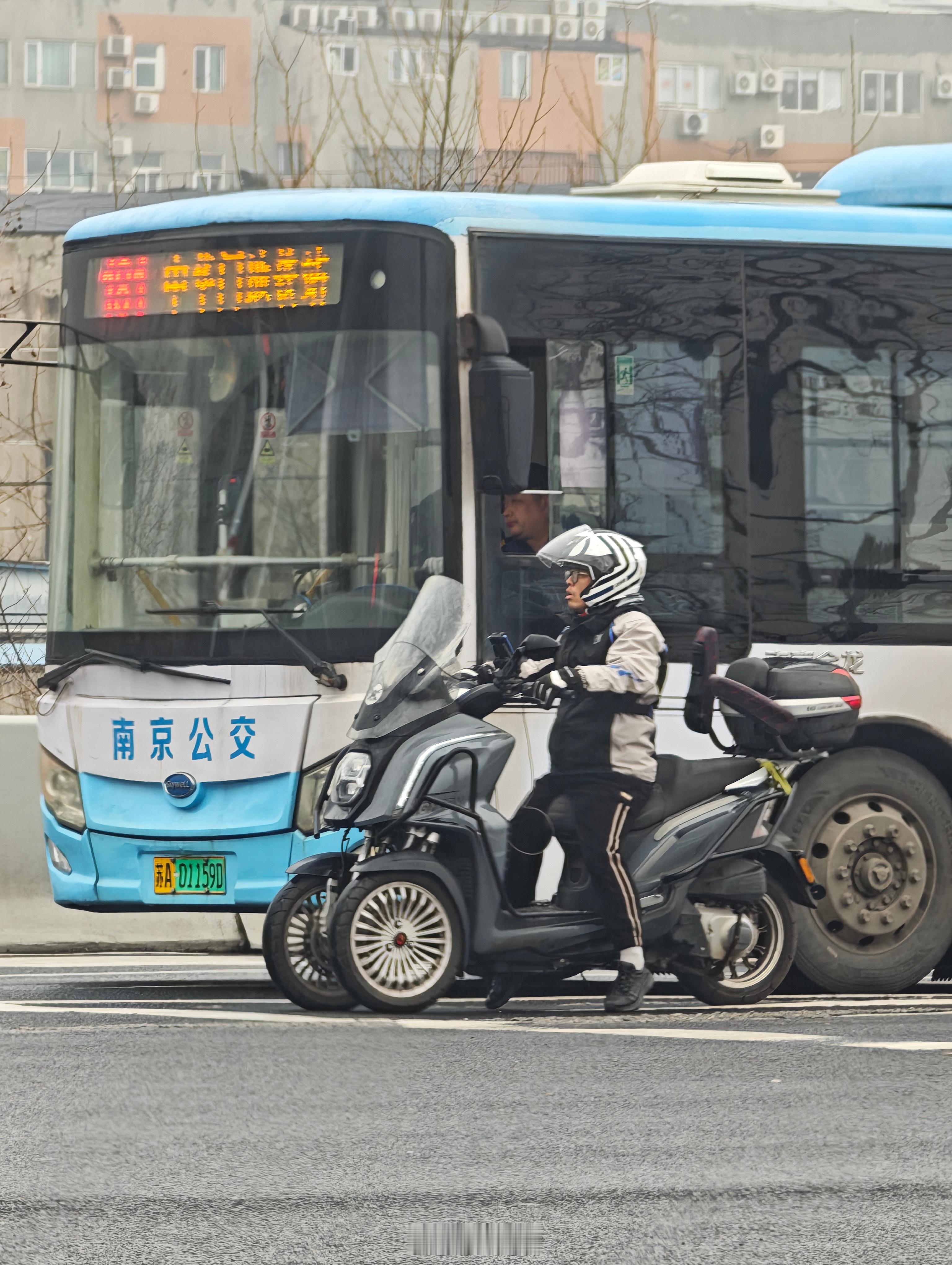 这个倒三轮骑滴也很帅啊