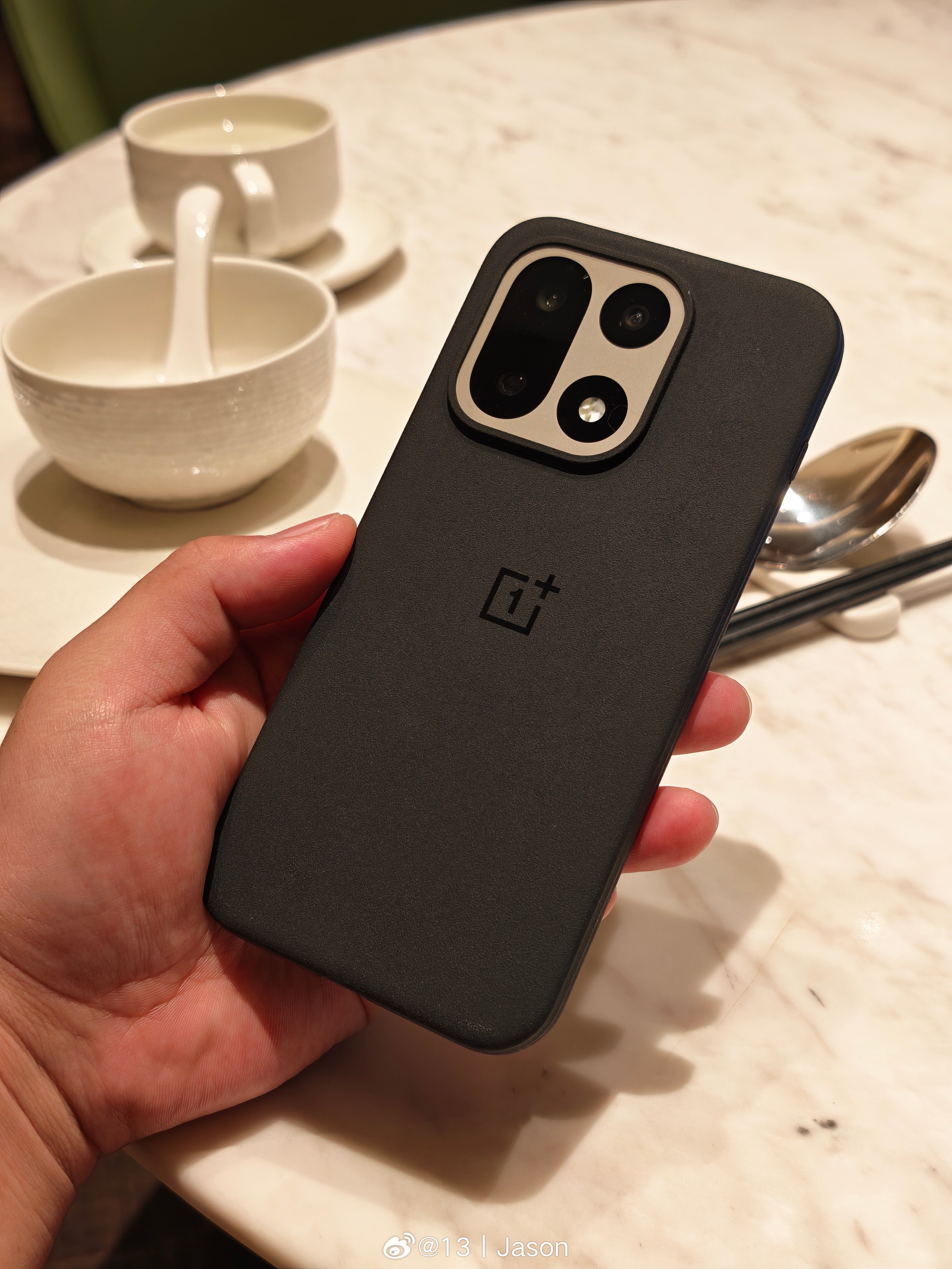 又想给一加 15 买新的磁吸手机壳了，还挺希望官方再来一些新壳子