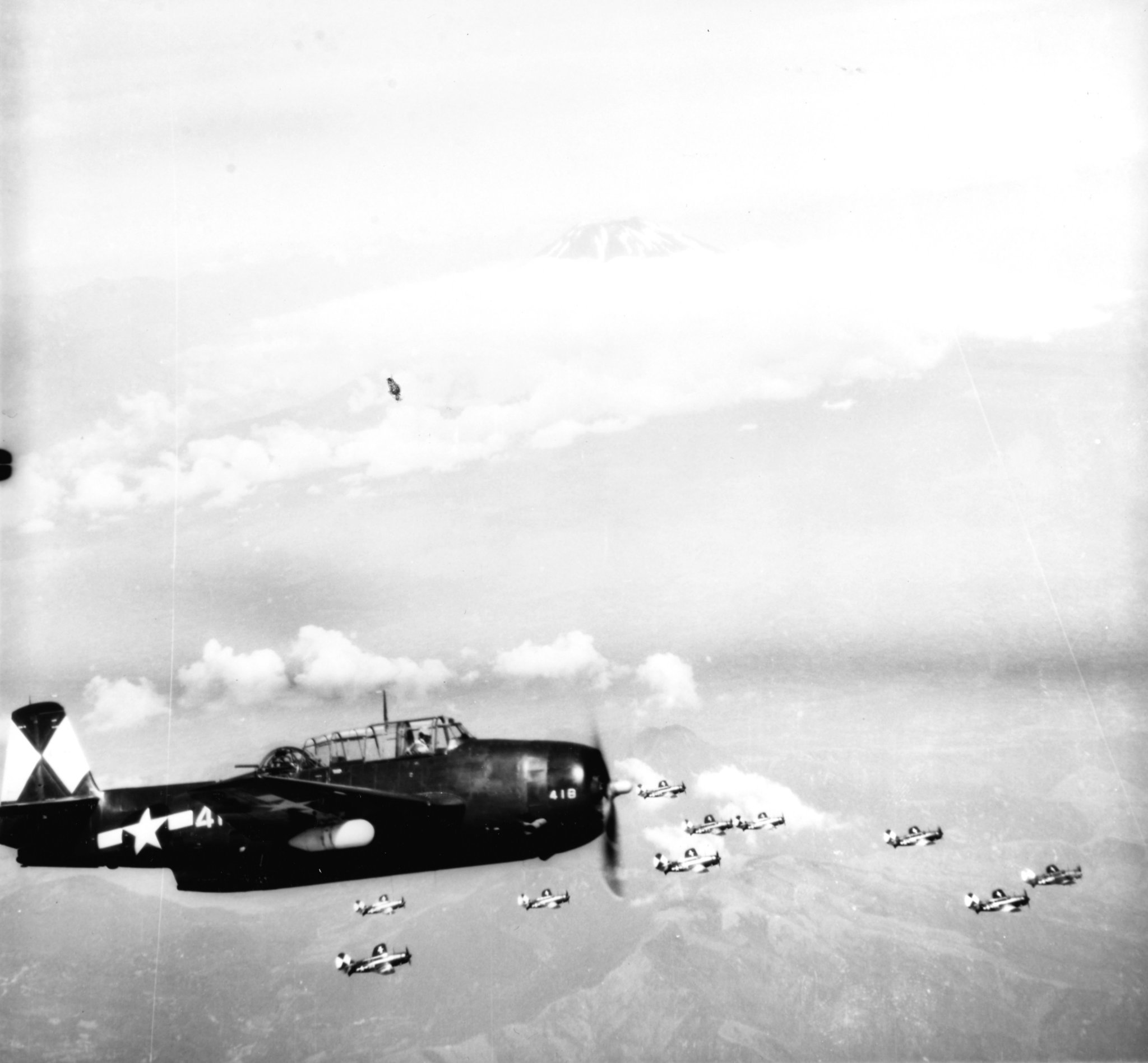 飞扬军事 1945年7月10日，执行对日空袭任务的美国海军埃塞克斯号航母舰载机编