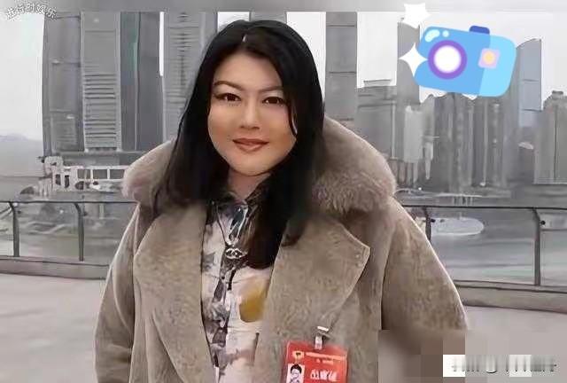 78岁丁佩独居上海，一套小公寓，心脏不好每天吃药。32年前她把向佐当亲儿子带大，