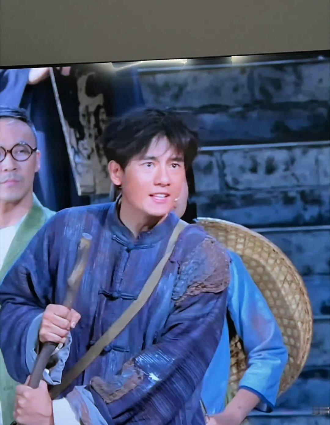 这是胡先煦吗，胡先煦在抗战胜利80周年文艺晚会上太惊艳啦！黑发正装扮革命青年[鼓