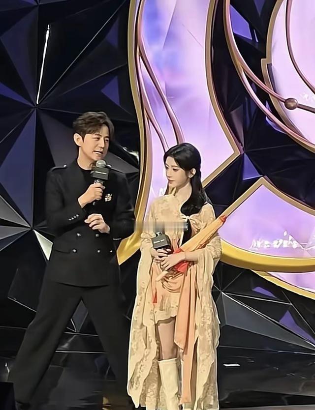 何炅和鞠婧祎同台劈叉，直接把鞠婧祎的真实身高给暴露了。何炅官方172，为了照顾她