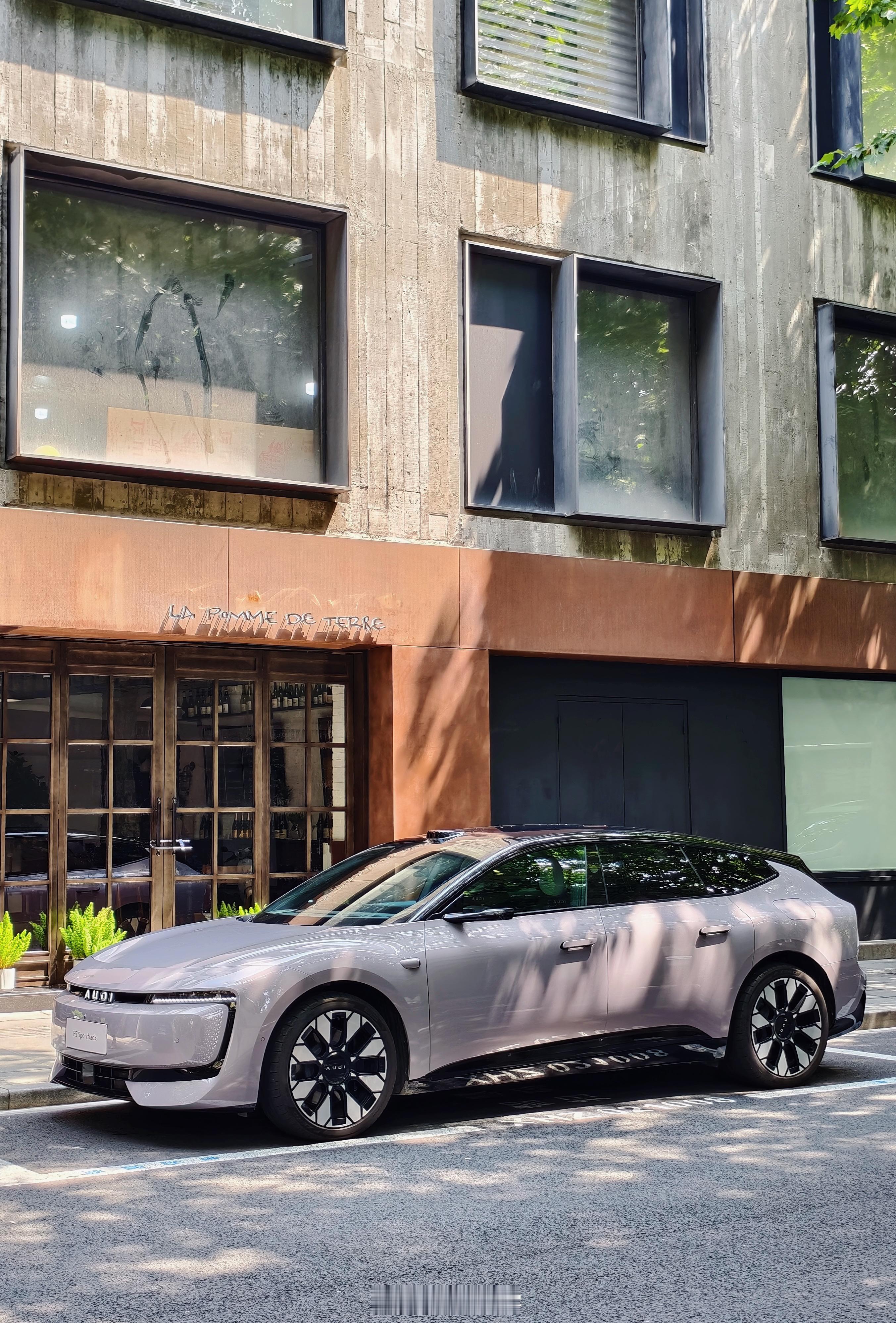 今天开了一天奥迪E5 Sportback上海街边回头率特高我发现随机停在一个咖啡