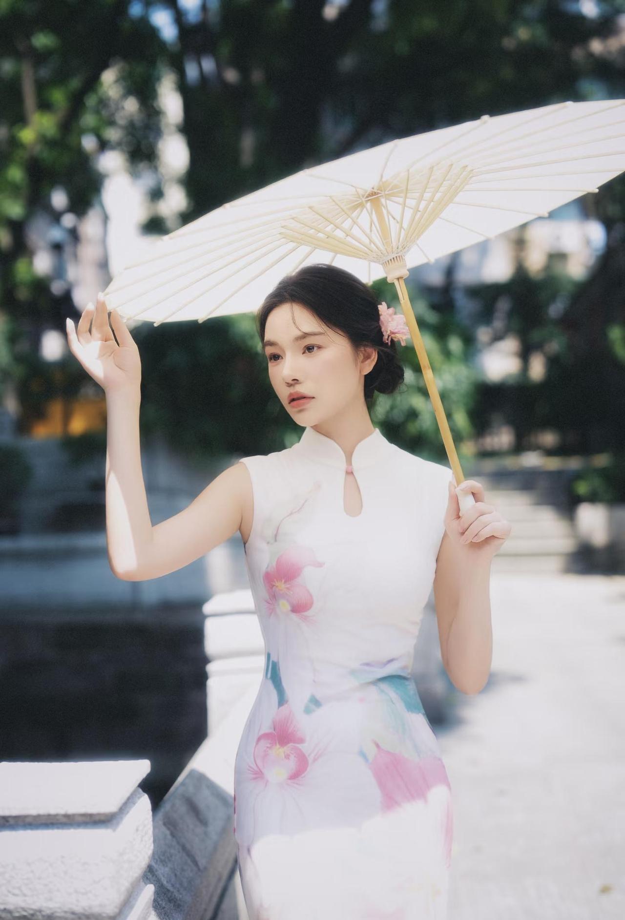 在阳光下穿旗袍是什么感觉？
SONY A7M5+50GM
模特：椿桃
活动：光影