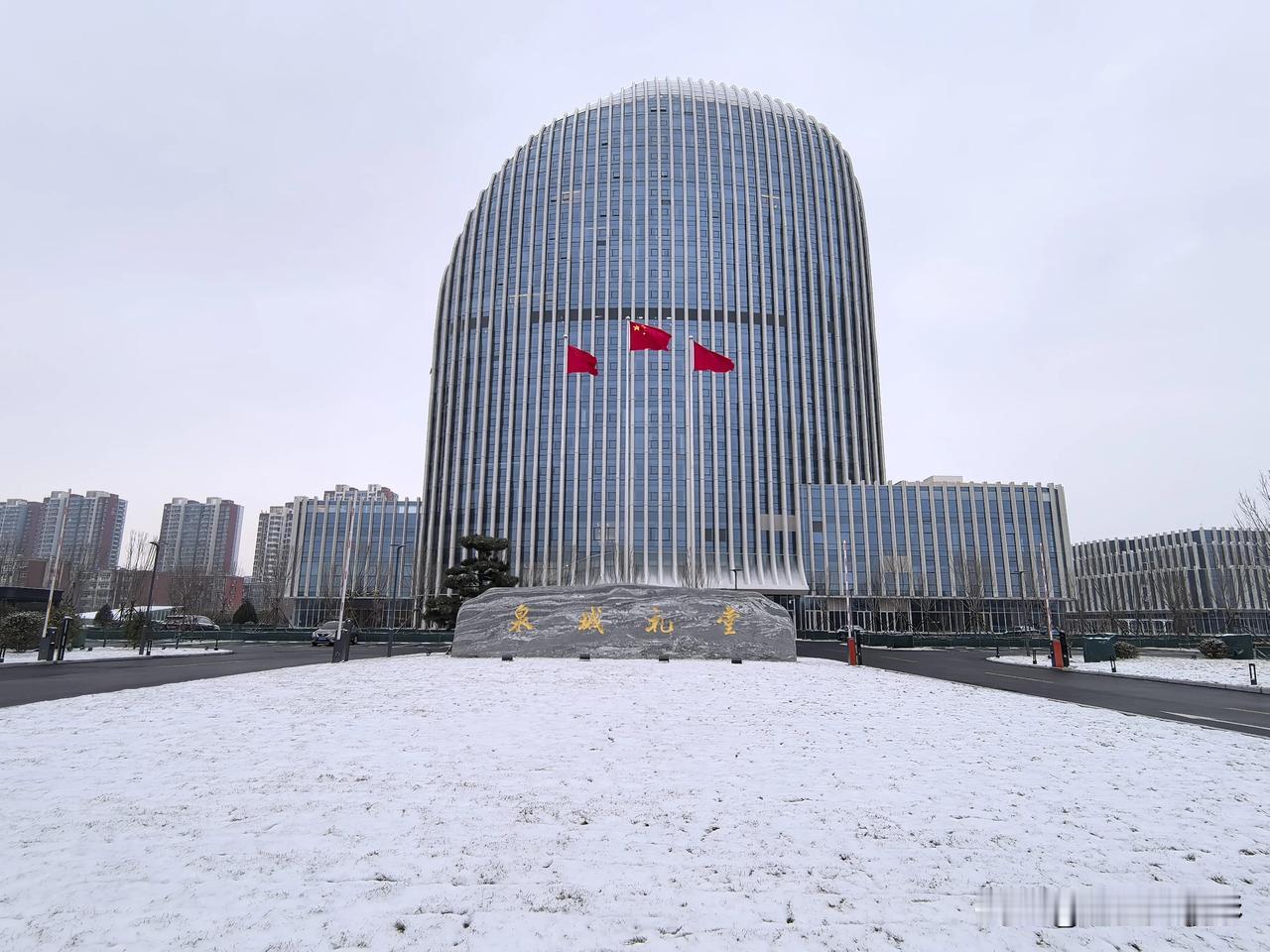 邢台下雪了，不过即便雪不大，那种清冷的氛围还是很迷人。雪花轻轻飘落，世界仿佛被一