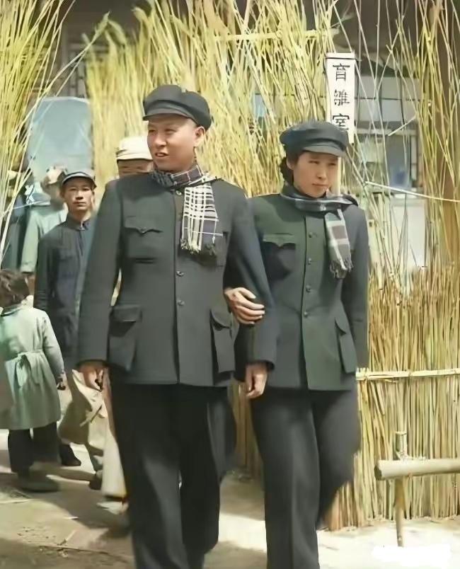 解放区的天是晴朗的天，解放区的人民好喜欢。那年，在解放区，刘少奇与王光美成了新郎