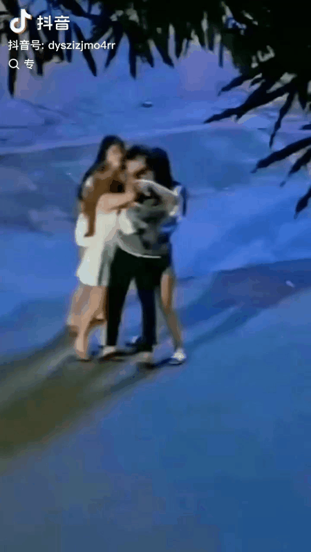三个女孩争抢一个男孩，这位男孩一定很优秀。
夜色下的街头，一个男孩被三个女孩围着