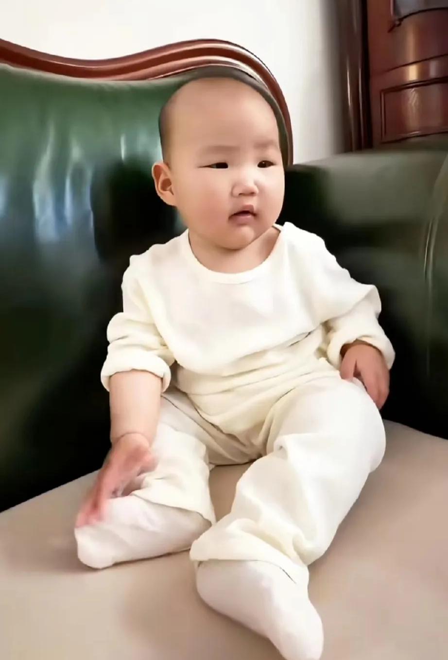 幸福的耿为华老师又分享小宝的日常生活啦。
瞧他晒出的视频里的画面，小宝脚上拴着气