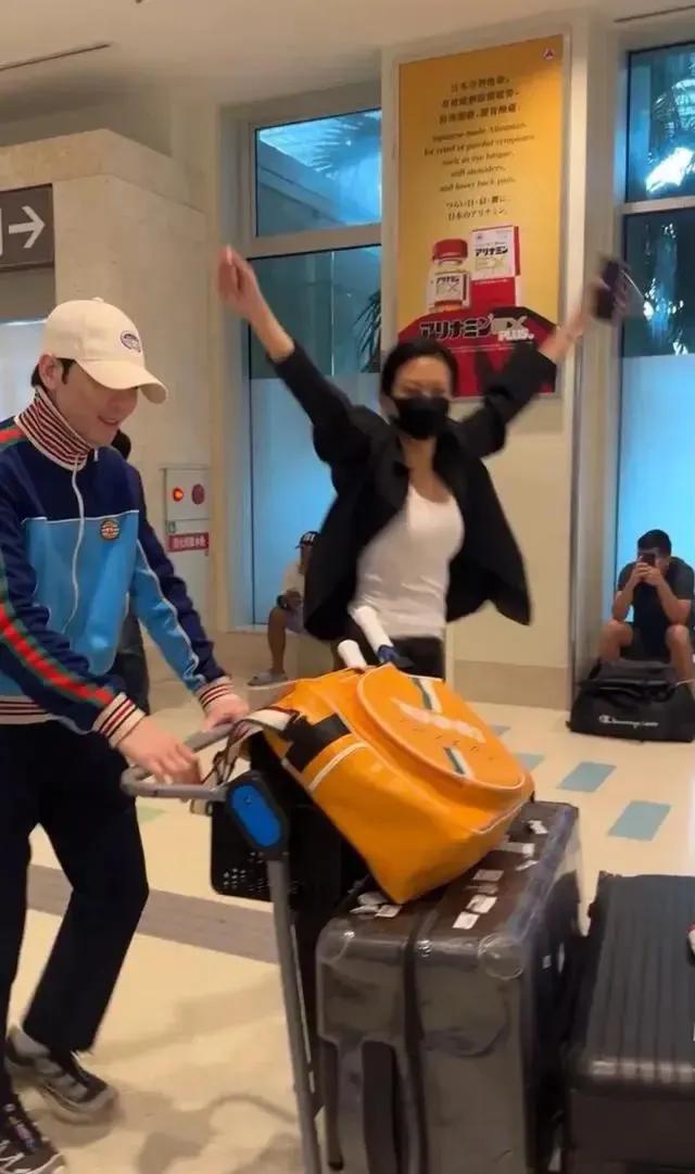 终于明白老萧非林有慧不娶的原因了，都老夫老妻了，度个蜜月还这么兴奋，都跳起来了，