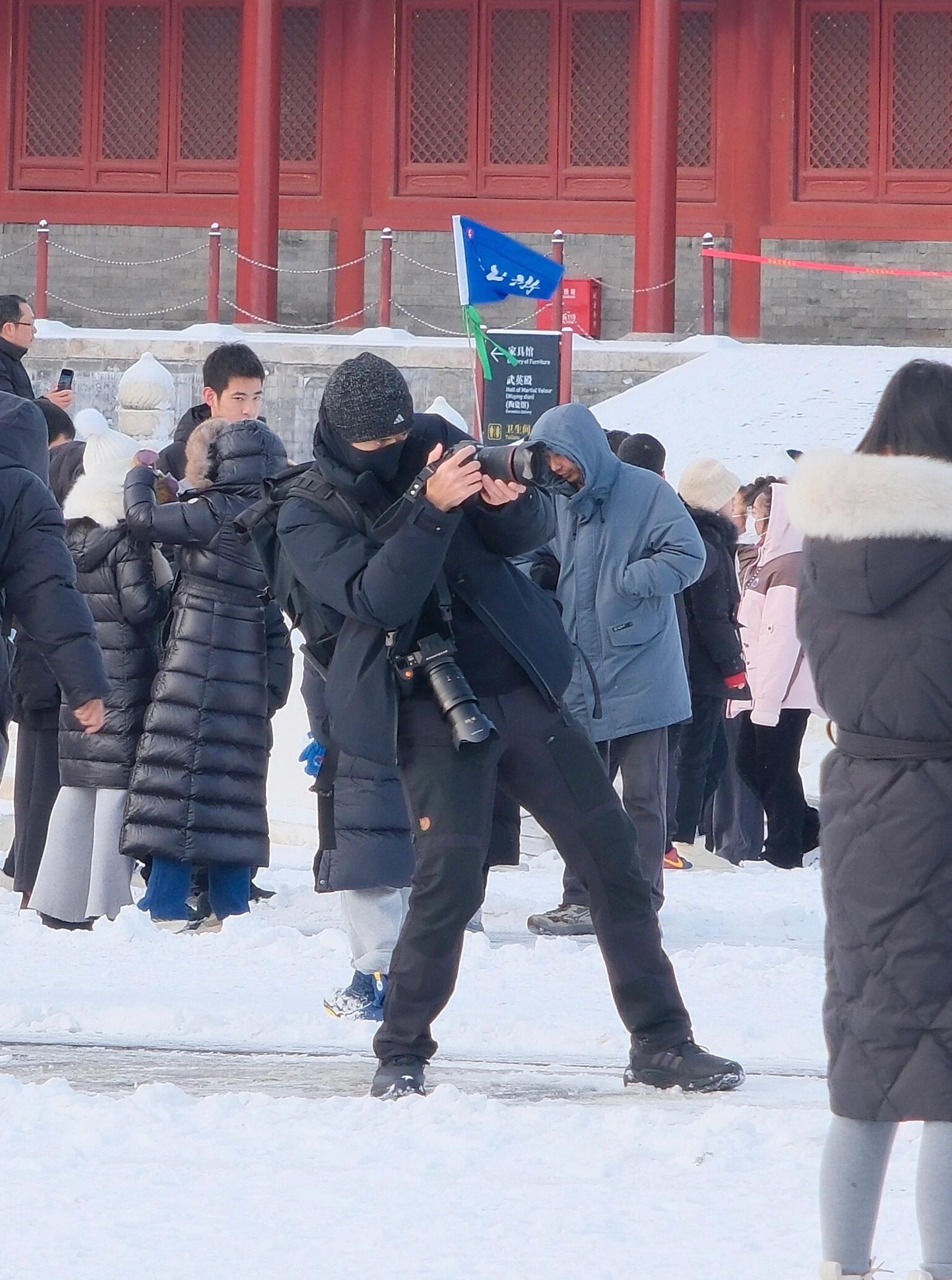 这谁能认出来是李现李现这身高身材在人群中很容易被发现呀，冬天去故宫包裹成粽子都被