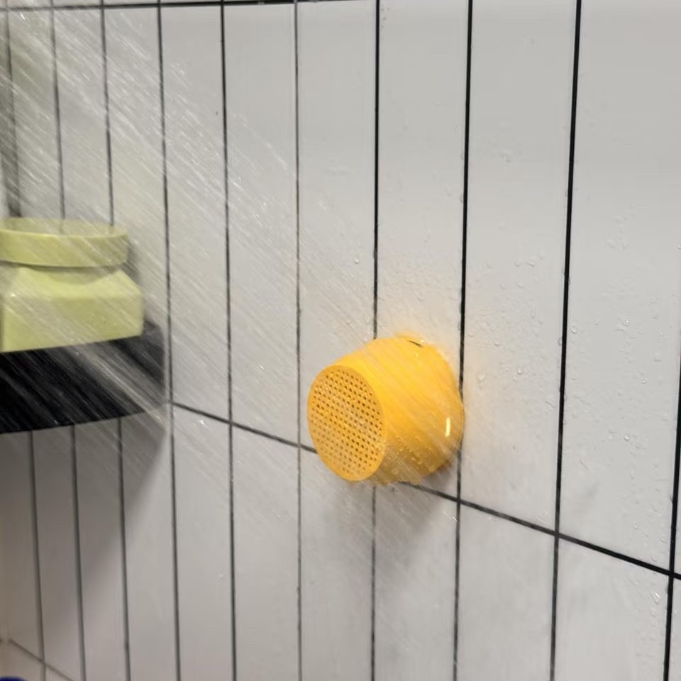 买过最不会吃灰的电子产品那种几十块防水的蓝牙音响，往浴室一挂，洗澡、刷牙、蹲坑时