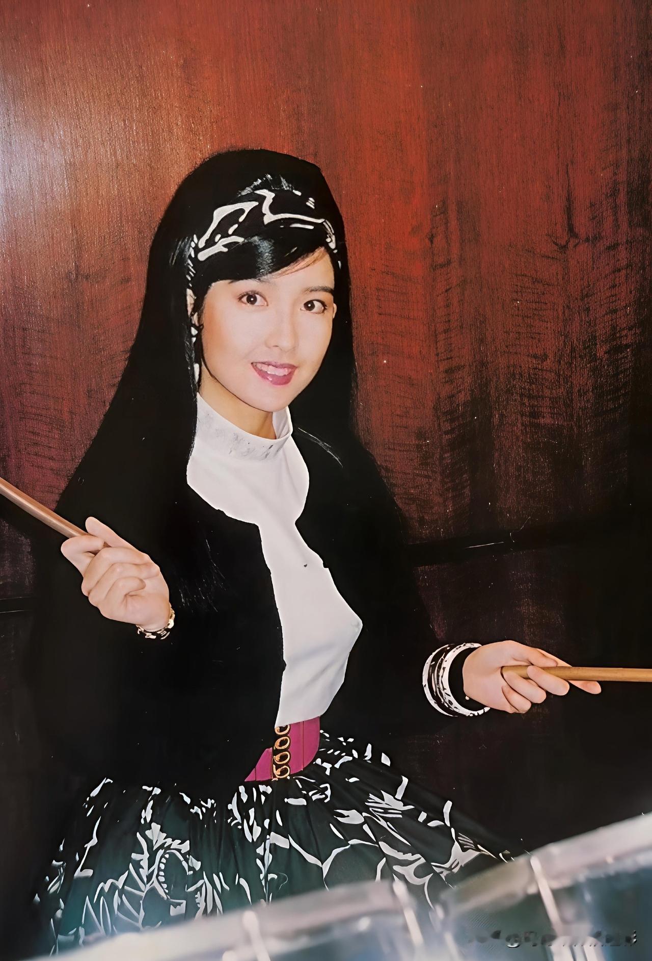 🧡港风美人周慧敏👇
周慧敏的架子鼓时刻也太惊艳了！黑白撞色的穿搭利落又俏皮，