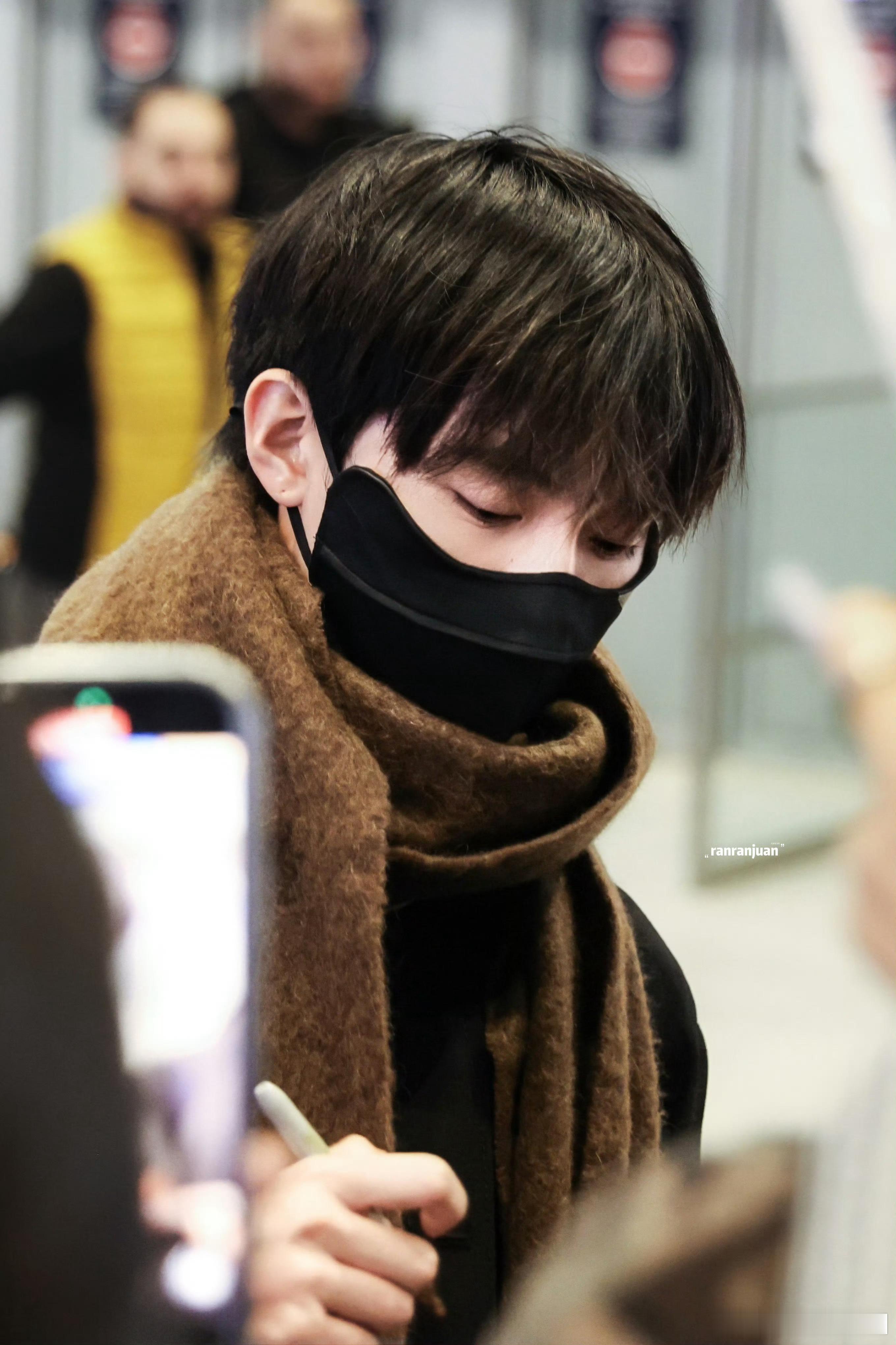 周翊然 巴黎到达！眼睛好亮啊，飞这么久，状态依然很好