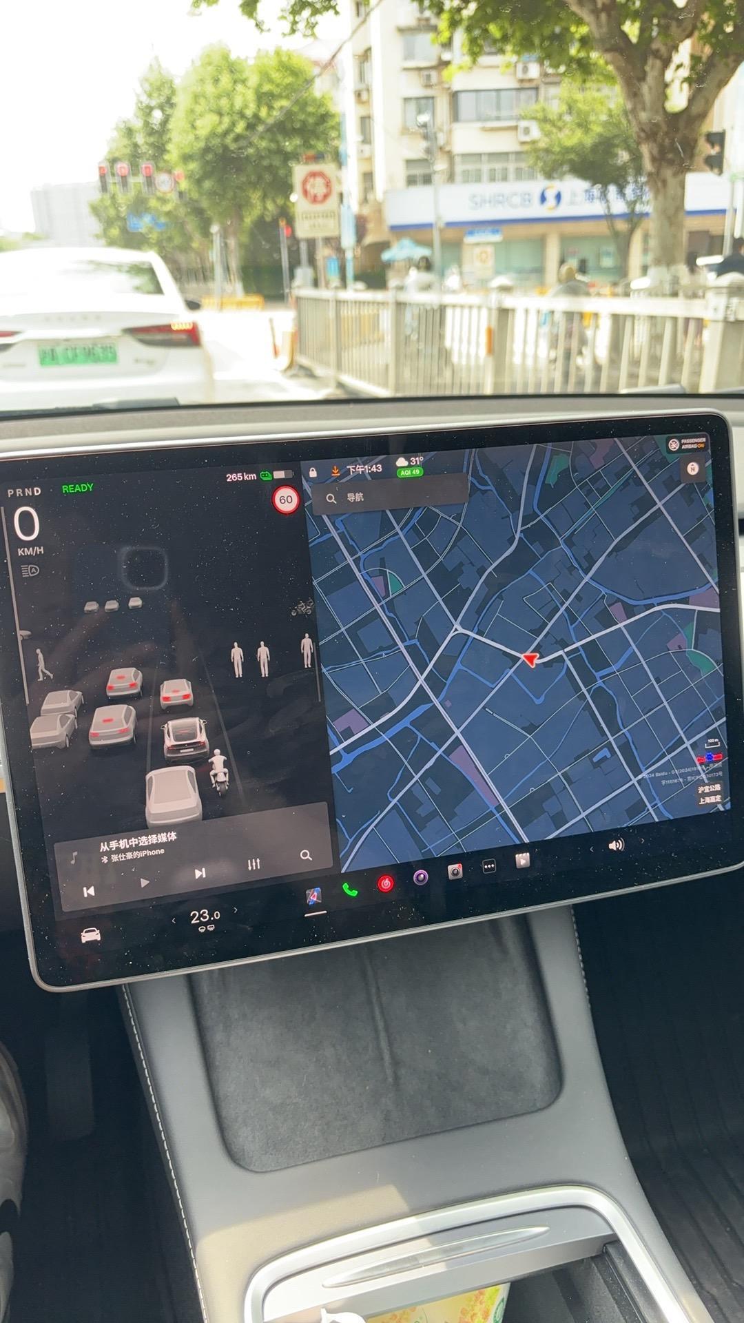 根据彭博社记者马克・古尔曼援引知情人士报道，特斯拉已在其内部测试中开始为旗下车型