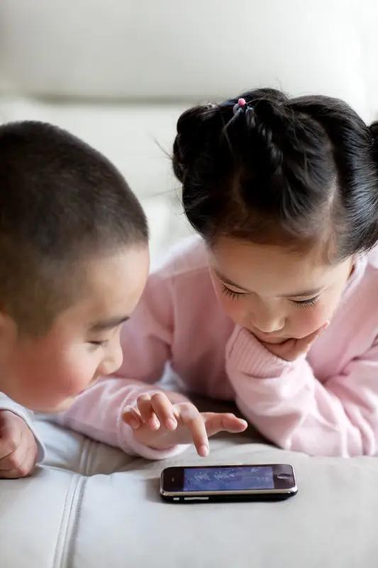 孩子手机成瘾真是让家长头大。之前我家孩子也沉迷手机，我一开始简单粗暴抢手机，结果
