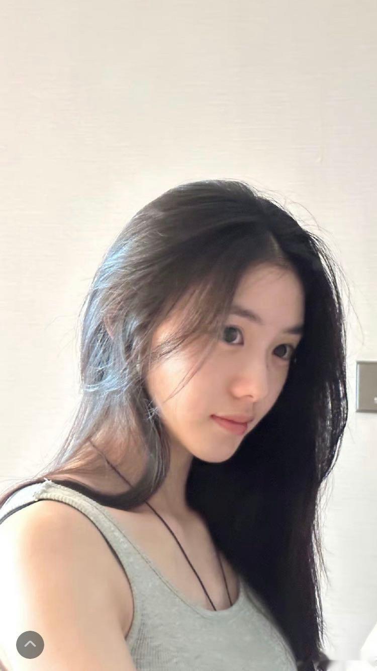 #新浪娱乐[超话]##刘浩存背心反穿#刘浩存是不是早上醒来迷迷糊糊的？ ​​​