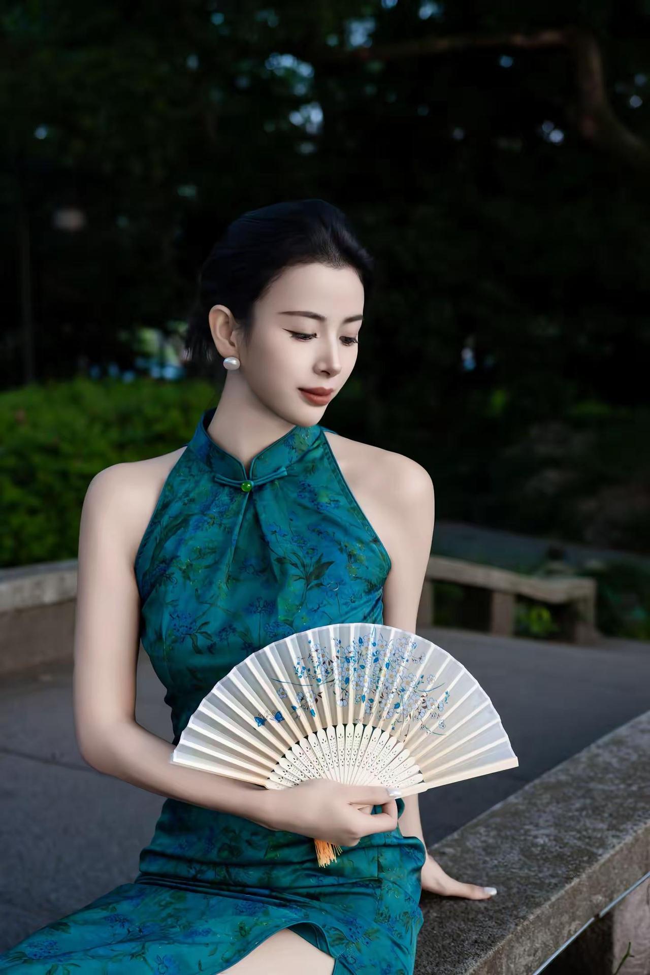 初见她漫步溪桥下"旗袍东方美的象征 东方美学风格 曲靖 曲靖眉型设计