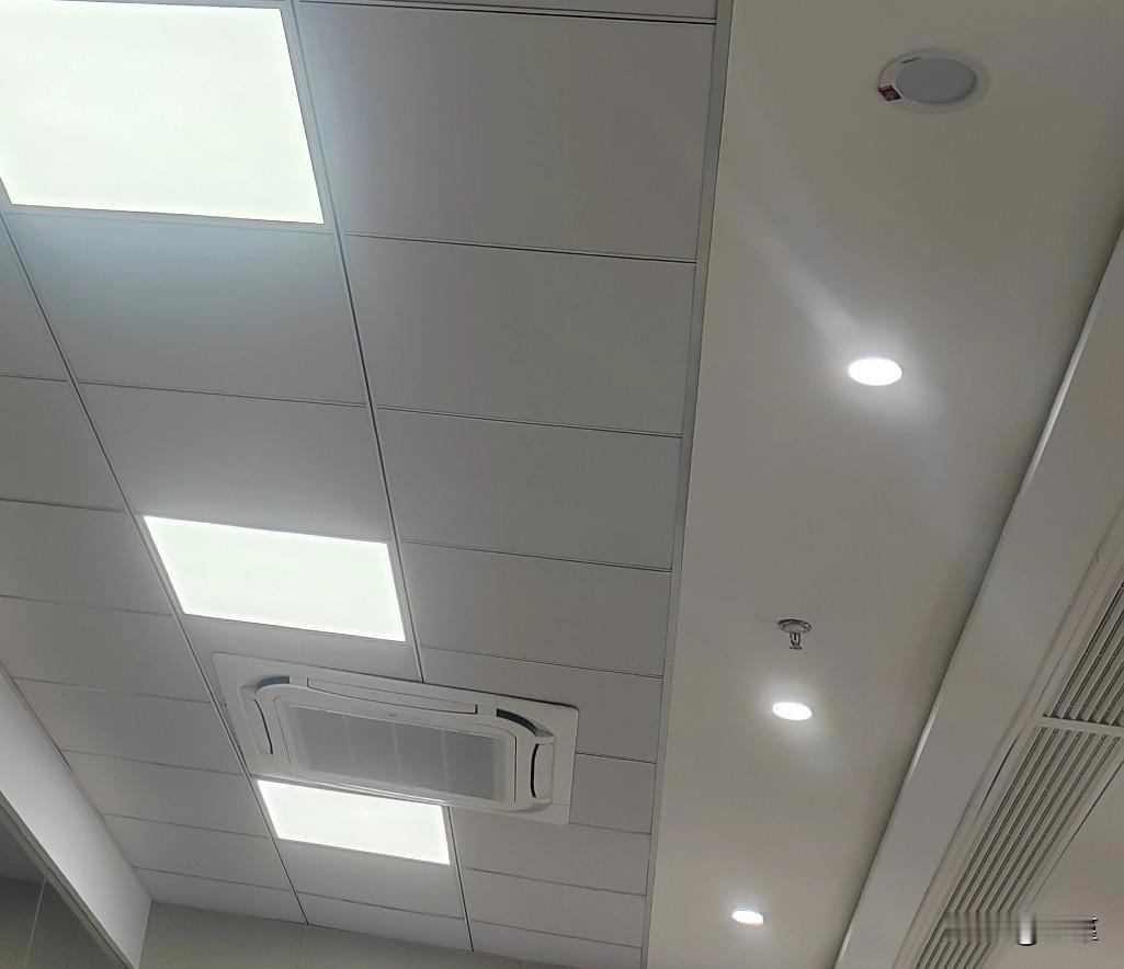 保洁主管风风火火地来催款，说是下面保洁阿姨都欠了三个月工资了，都要离职了。
这边