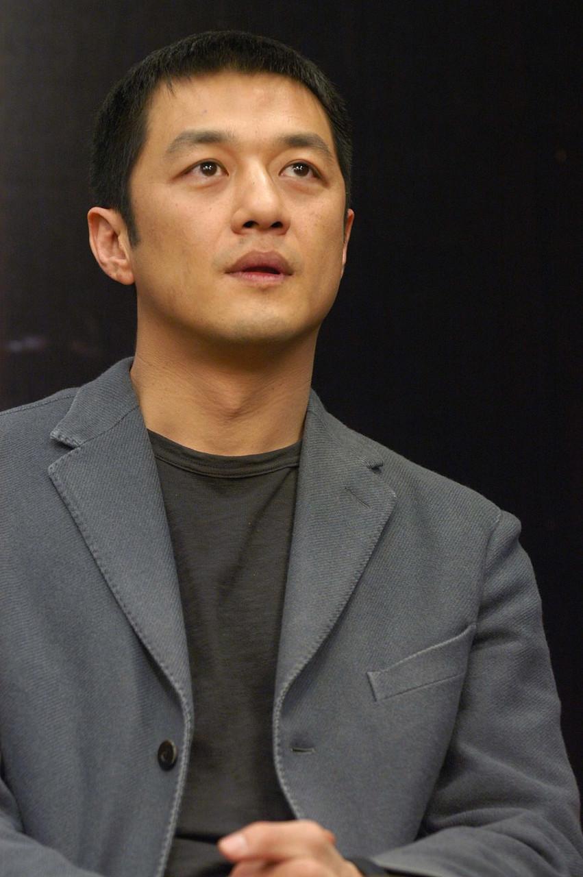 李亚鹏直播里突然提到十年前最难的时候给黄晓明发了条短信，不到一分钟就收到回复：发