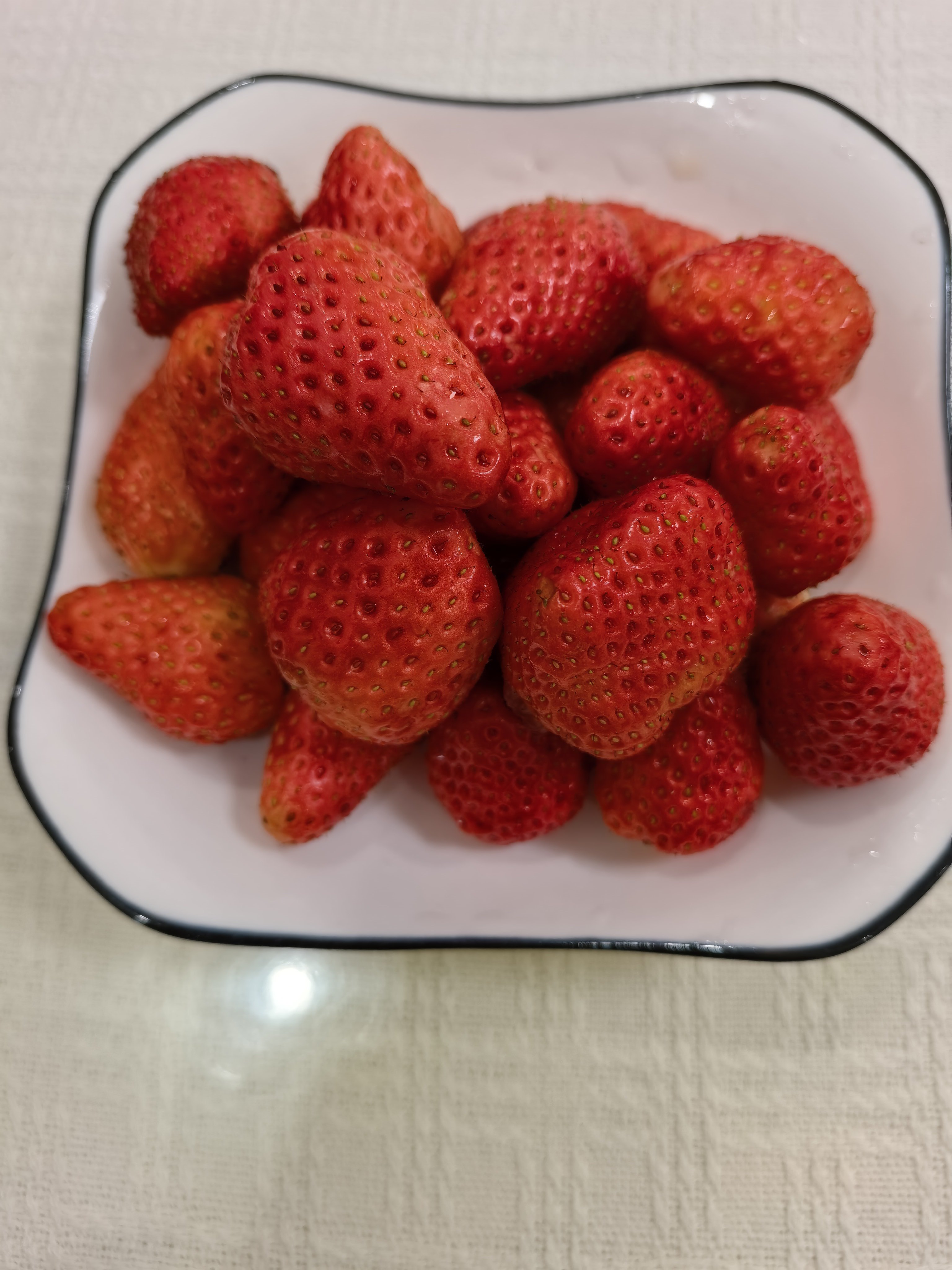 晚安💤！晚安💤！快乐不难，知足就好。当下的风、和煦的光、身边的人，便是生活最