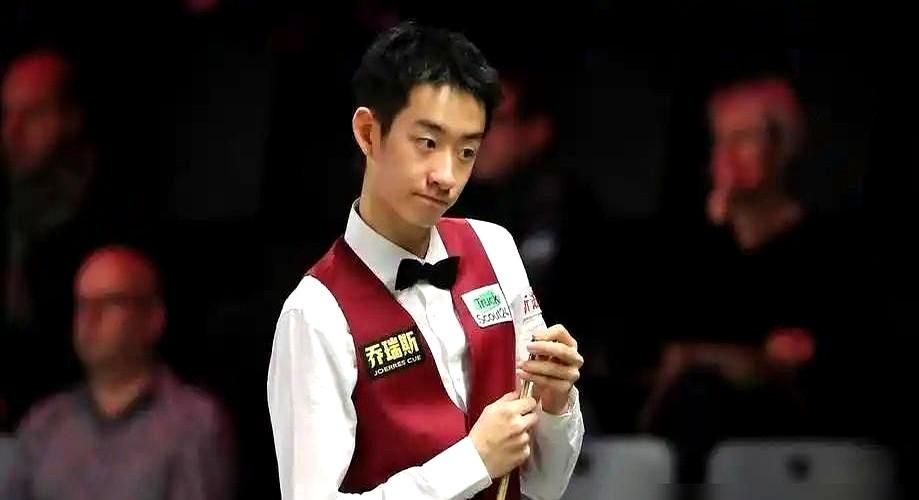 中国小将吴宜泽这一杆，赌的不是奖金。

在江西玉山，世界公开赛半决赛，他对面是刚