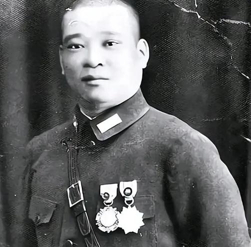 吴化文在济南起义前，也曾一度动摇，一天他喝得醉醺醺回家，一见姨太太林世英，就掏出