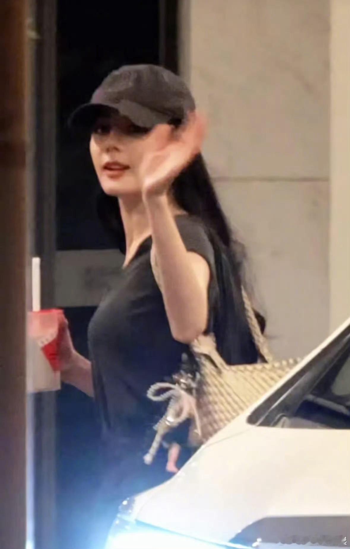 追星怎么可能追谁都一样迪丽热巴又美又暖，逆应援给粉丝送奶茶🧋迪丽热巴请送机粉丝