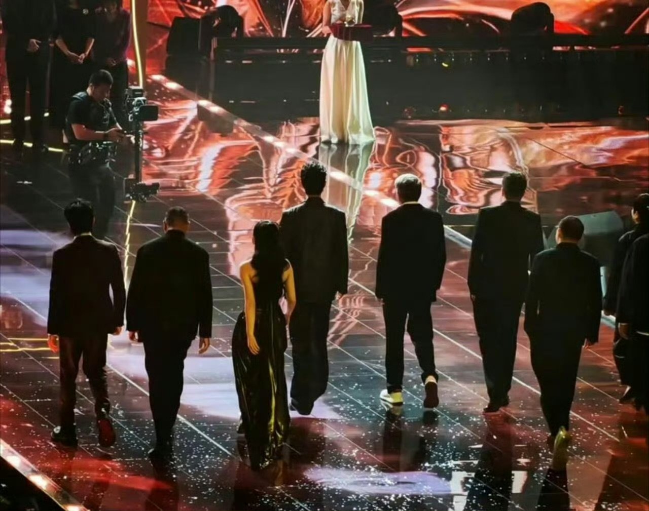 藏海传剧组上台这张图绝了 好有气势！ 