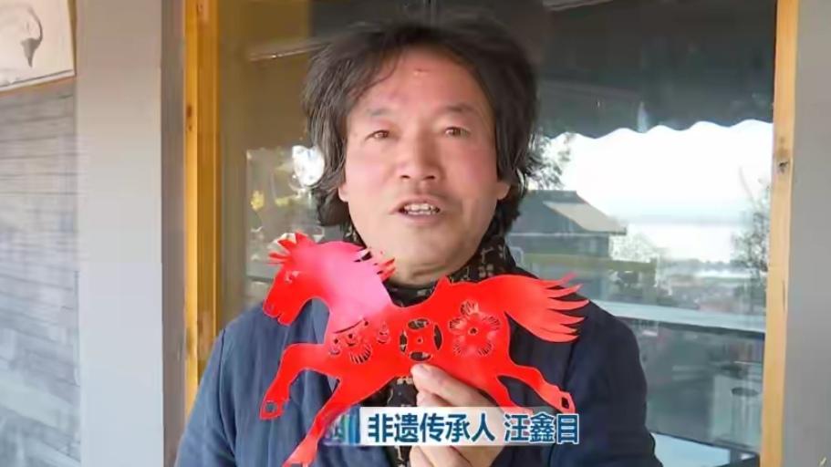 🔥昆明非遗剪纸太火！跟着传承人剪骏马，马年福气一剪到位
   马年新春，昆明非