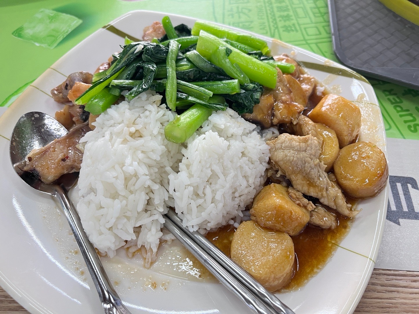 笑死  有个帅哥打5两饭，然后端上来，吓死人，像个6寸小蛋糕那么大，我和海南哥哈