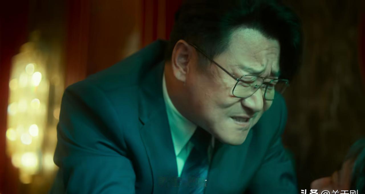 我刚挖到的料。
鹏来集团那潭深水，底下沉着东西。
工商变更？
徐鹏名字淡出股东列