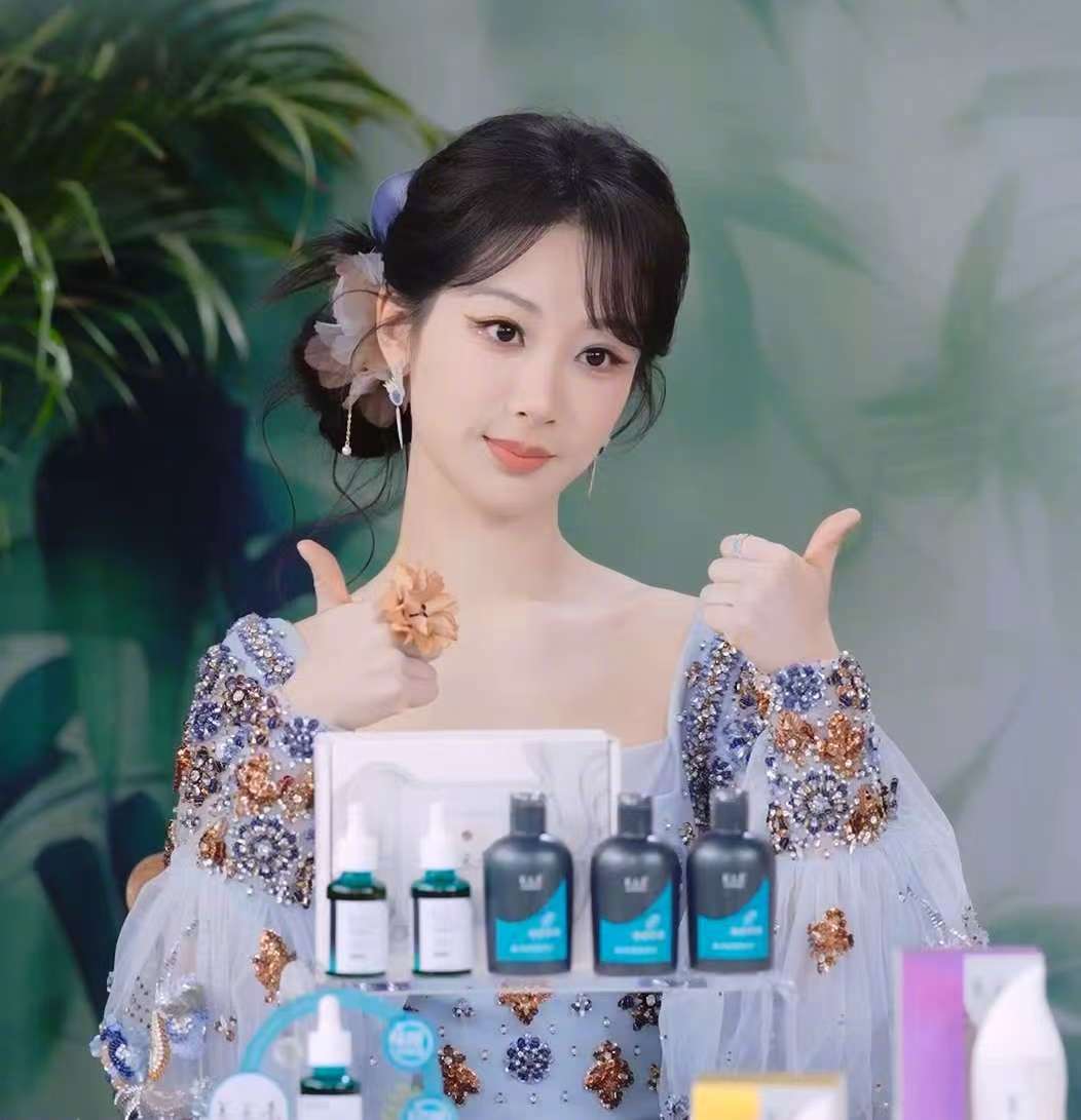 杨紫抱葫芦送福禄 是认真工作之余也不忘卖萌的花仙紫一枚吖~今天可爱超标了紫妹[舔
