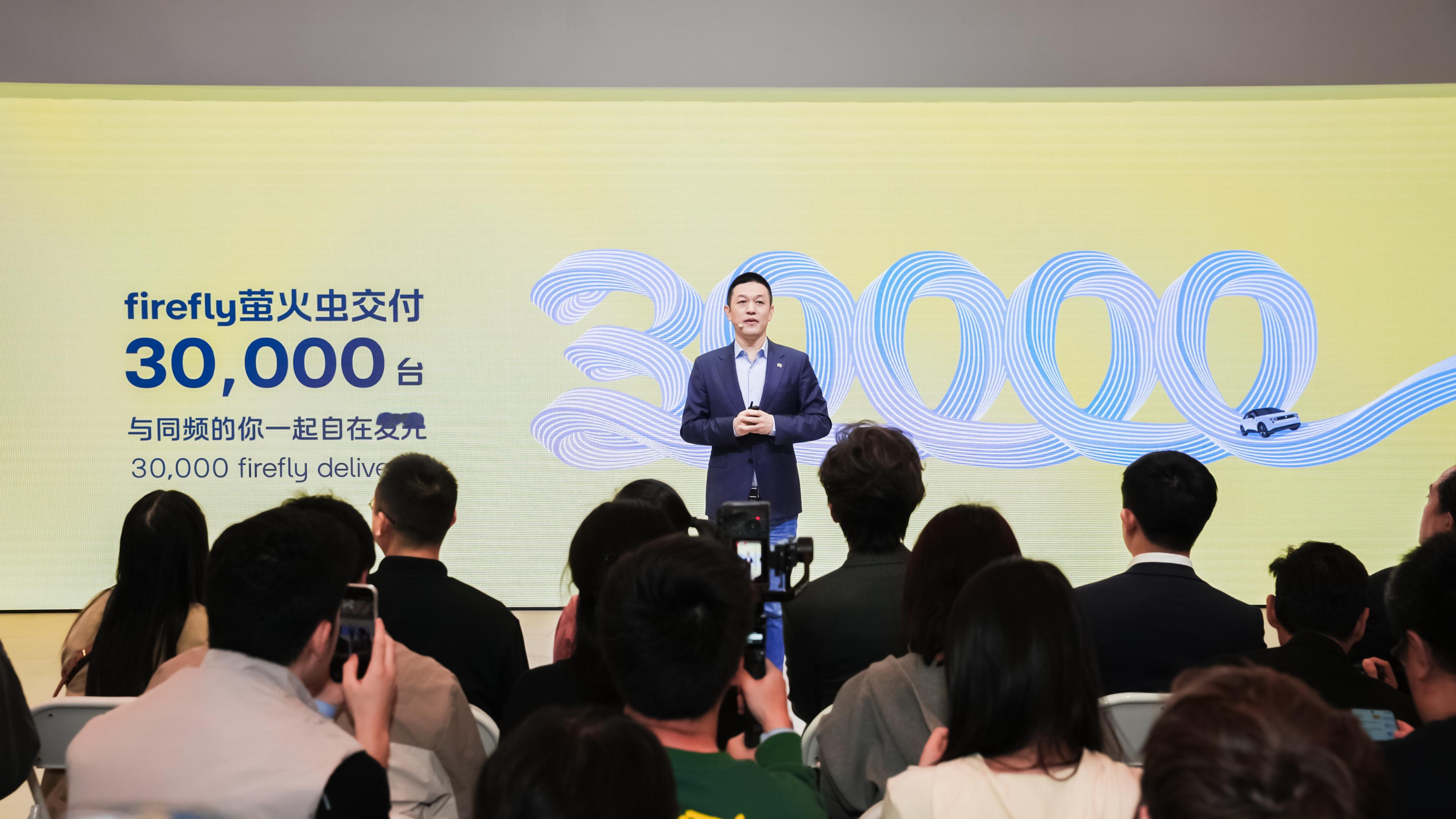 萤火虫今年在广州车展可谓是诚意满满，迎来了“三喜临门”的高光时刻！1 、自从上市