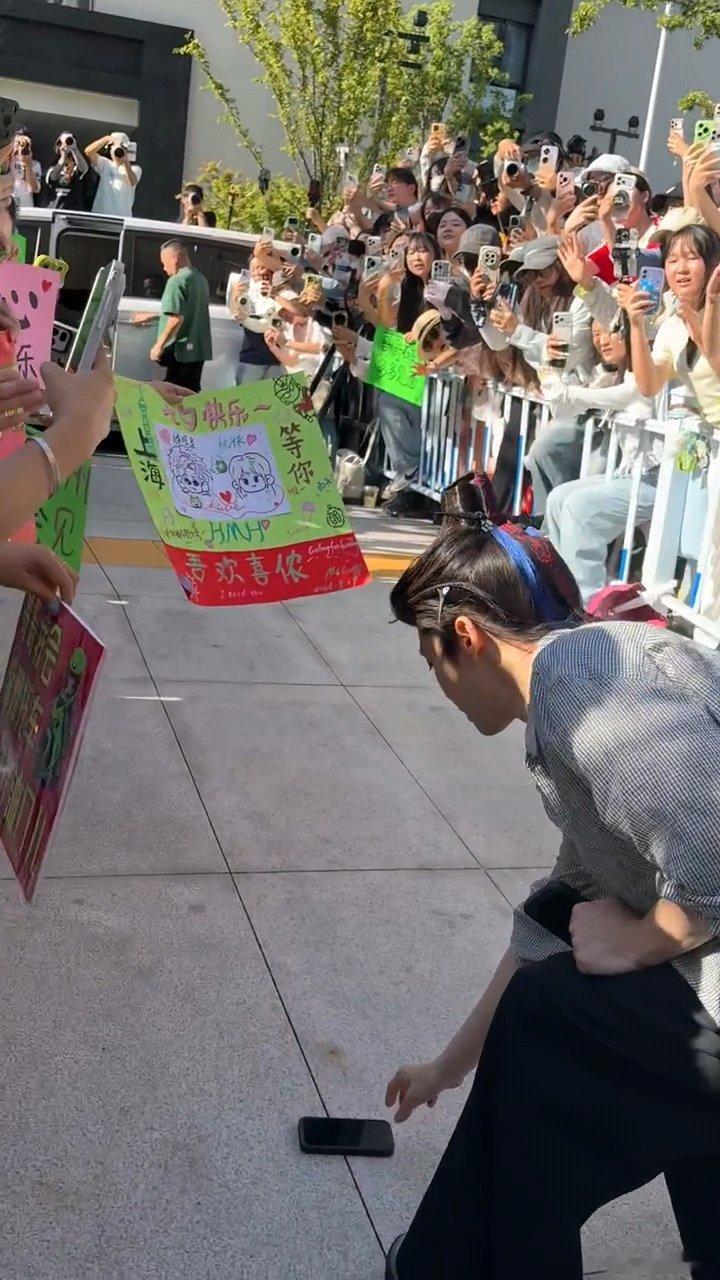 侯明昊出妆捡了两次东西侯明昊还是人太好了侯明昊念相思出妆，不要消耗他的好啊 