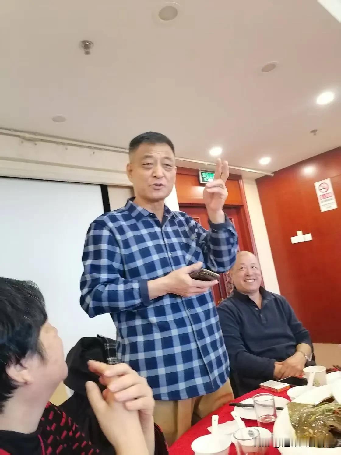 1978年初中考上中专，恢复中考后的第一批中专生。
    山区农村中学，各方面