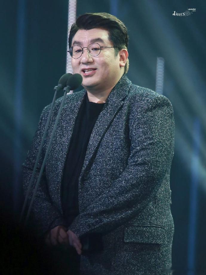 方时赫被送检 HYBE董事长方时赫在警方启动调查21个月后被移送检方。 ​​​