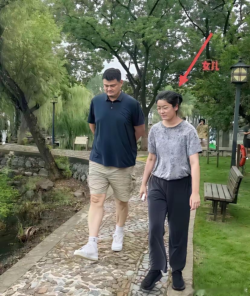 网友偶遇姚明和女儿在公园散步，姚明女儿已经快到姚明的肩膀高了，这得多高啊！不愧是