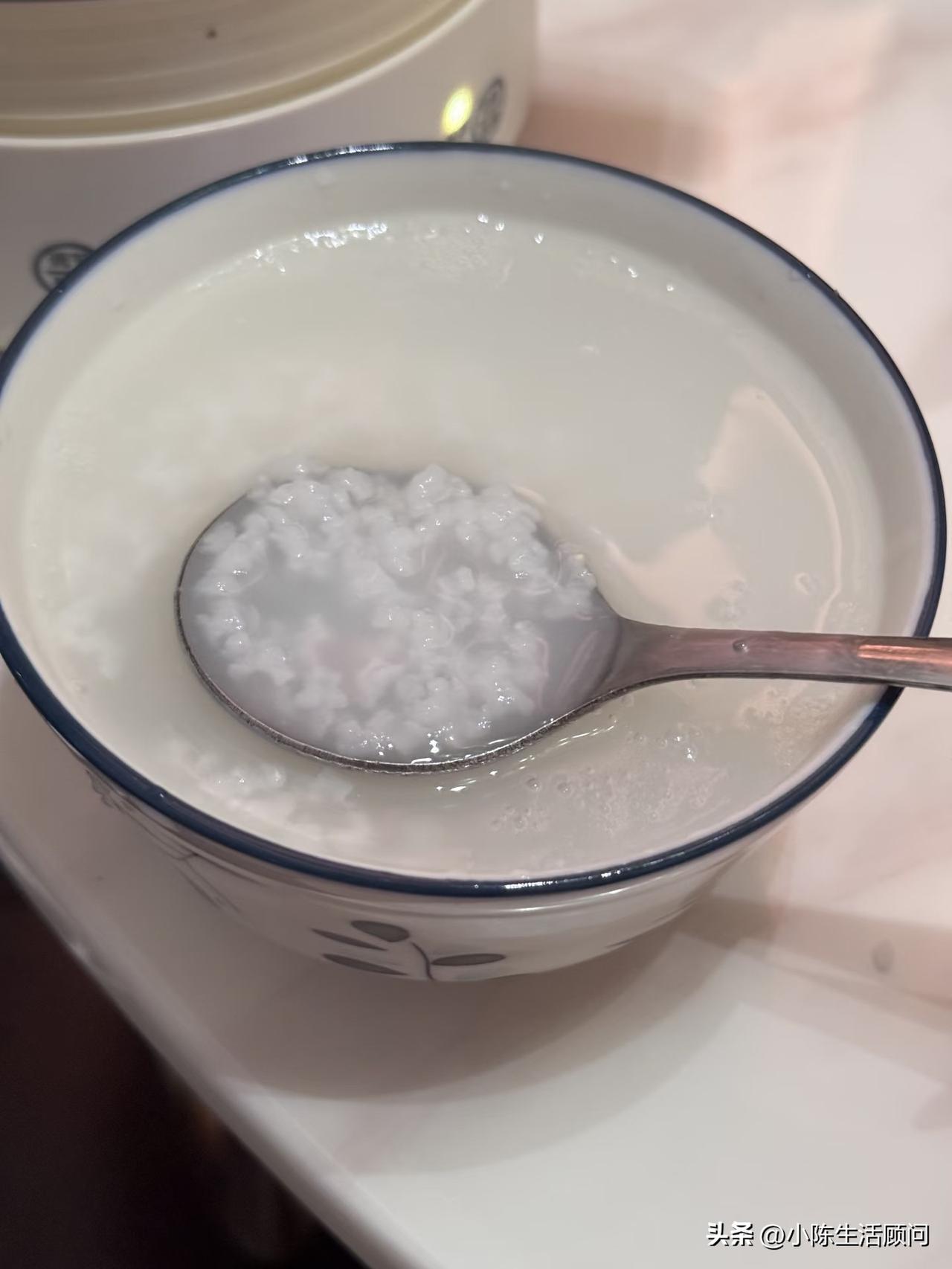 没胃口(>_<)
好不舒服～
沉眠去了