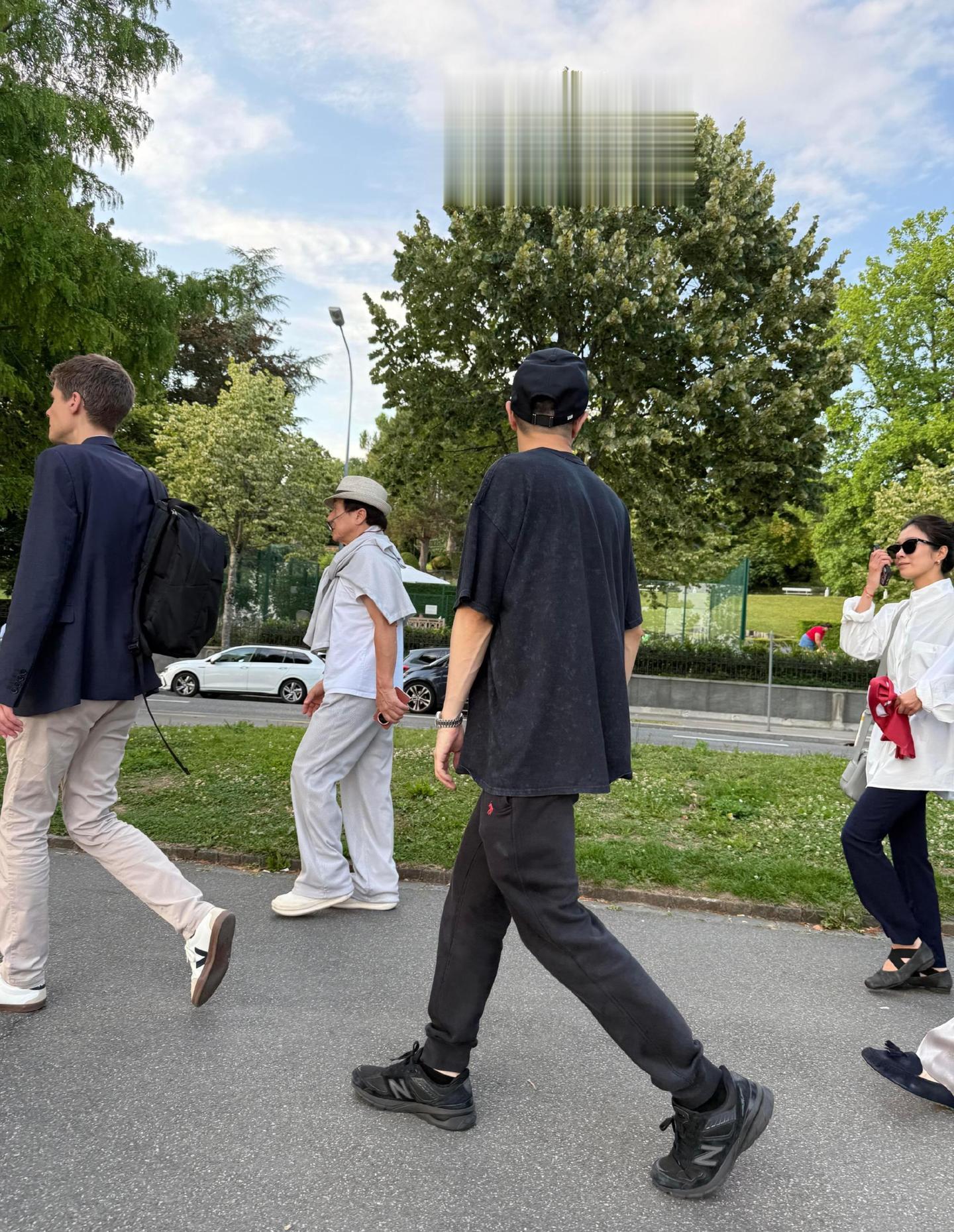 网友在瑞士日内瓦偶遇成龙大哥！ 大哥将参加第78届洛迦诺电影节，并领取...