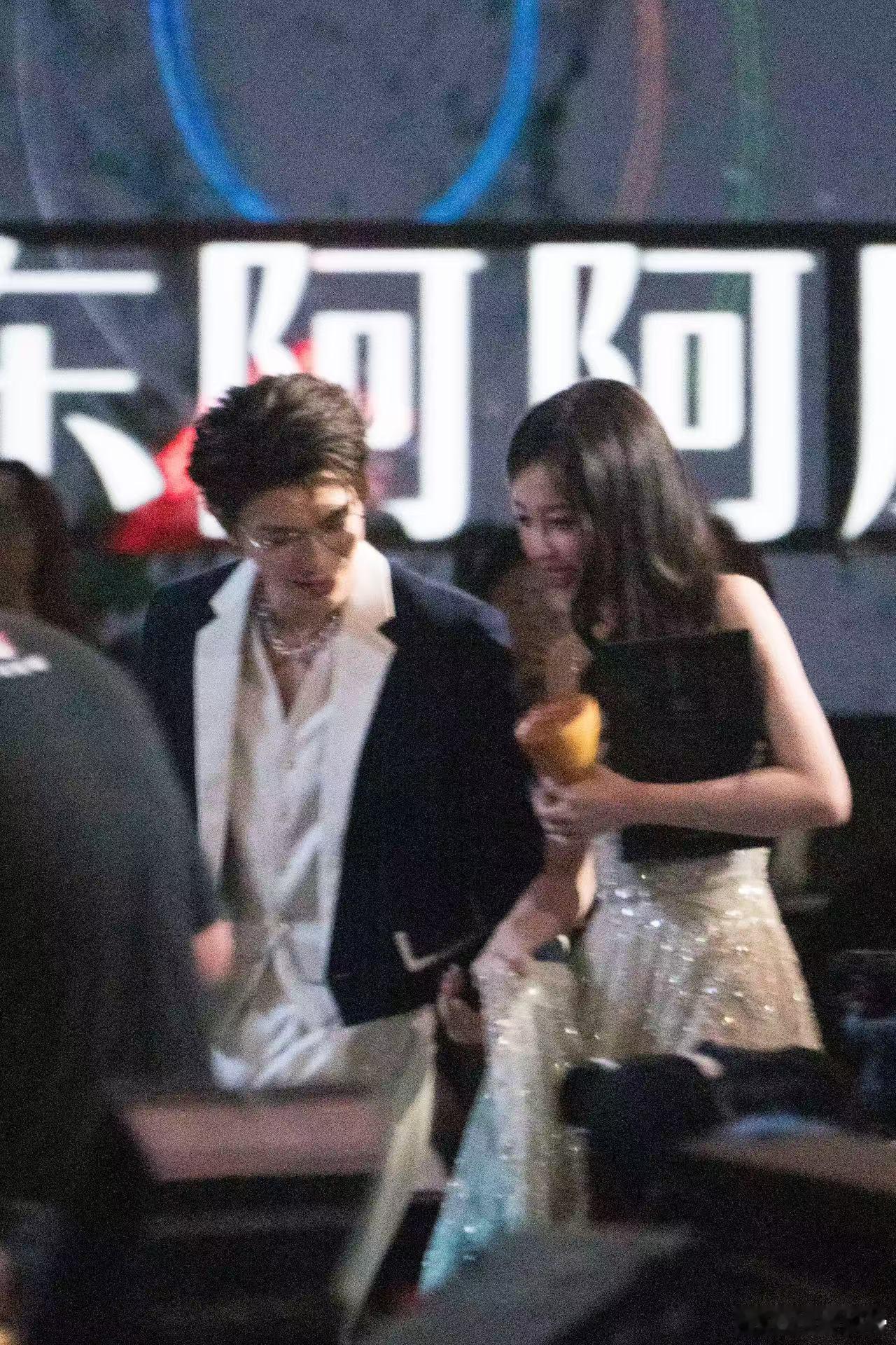 丁禹兮接虞书欣下台 禹宙中欣的互动真是越来越甜，丁禹兮接虞书欣下台的画面温馨满满