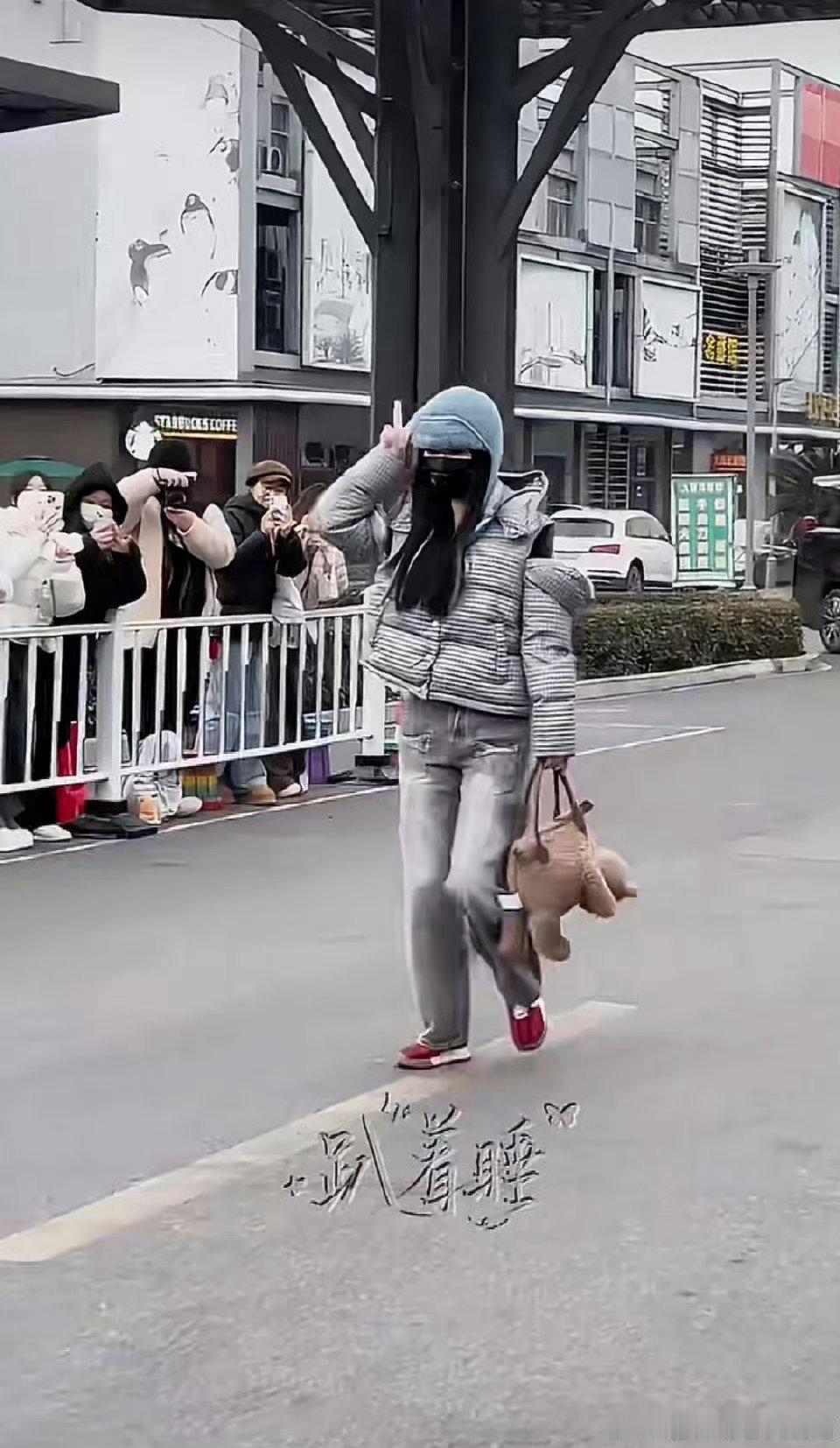 虞书欣给粉丝隔空签名虞书欣隔空给粉丝签名 永远会被虞书欣的宠粉细节打动，隔空签名