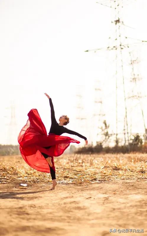 别让等待成为遗憾，别让犹豫消耗热情，把每一个今天都活成值得回味的诗篇，让生命在每