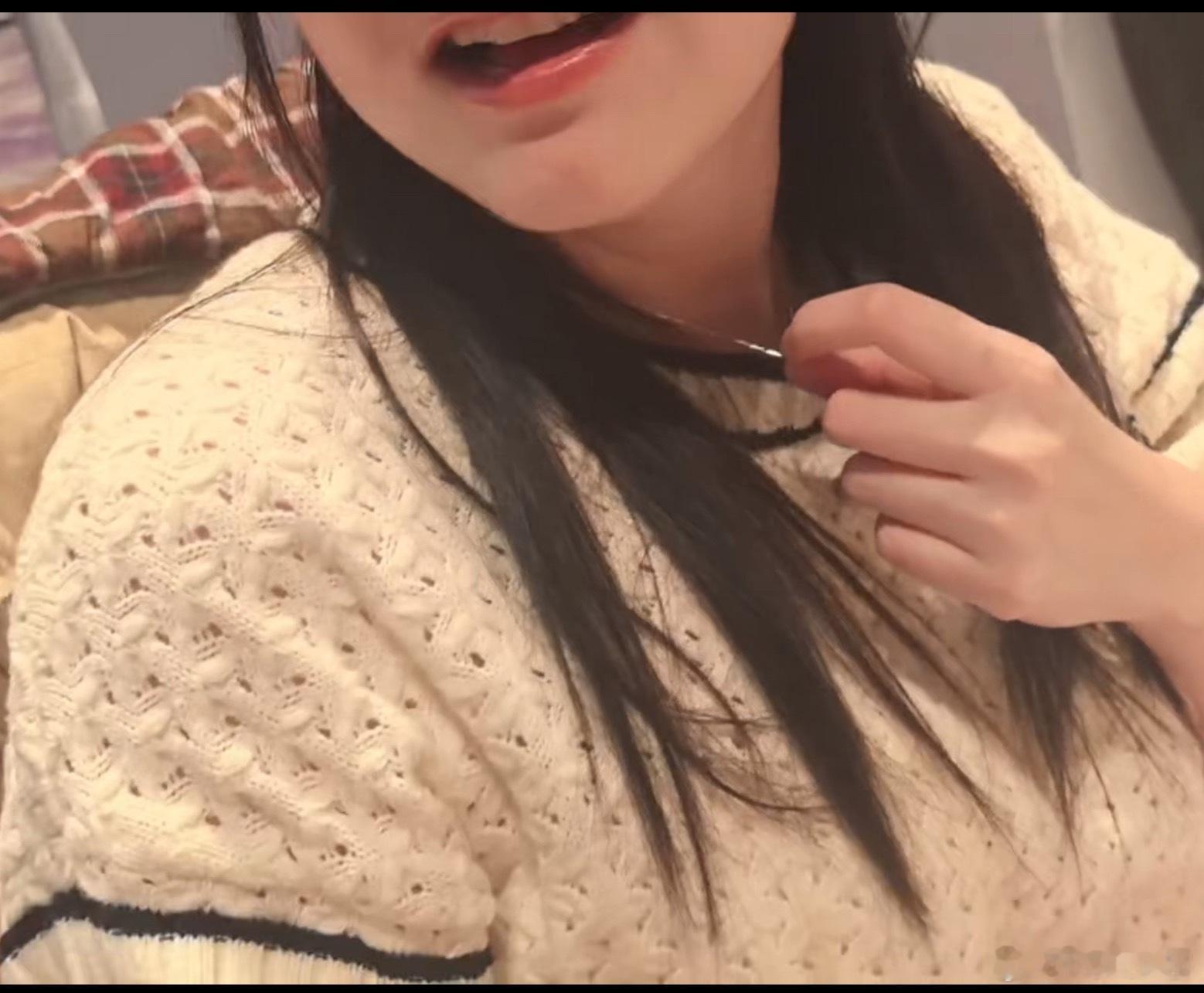 哈哈哈昨晚狐狸妈说专门翻出来轮轮以前送的项链戴上，一直找轮轮说话，轮轮一直都不说