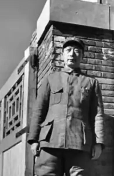 1942年，聂荣臻正在开会，外面突然传来一阵枪响，他本以为有敌袭立即冲出去，却发