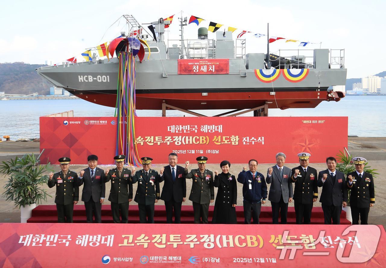 12月11日，在位于釜山市的一造船厂，韩国海军陆战队首艘快速攻击艇“枪鱼号”（H