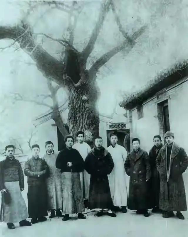 这是一张非常真实的照片，图片中一共有十个人物，我们伟大领袖毛主席就在其中，看看谁