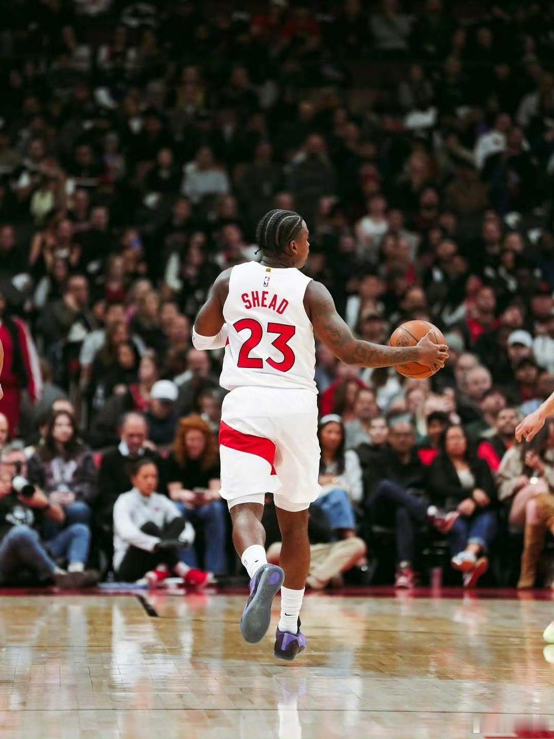 奎克利腿筋轻微拉伤，距离首轮G1的时间仅剩5天，猛龙队需要考虑一旦奎克利缺阵时后