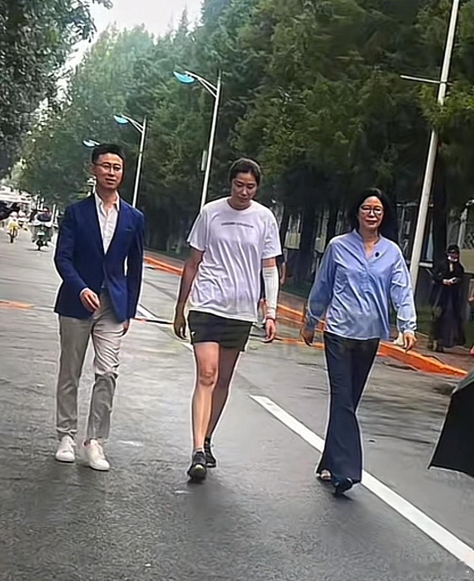 朱婷[超话]  郎导和朱婷现身北师大央视主持人邵圣懿也在朱婷世界女排新闻 ​​​