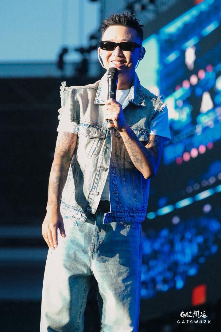 GAI从酒吧驻唱到万人演唱会GAI从百人场到万人场只用了十年 从酒吧小舞台到西安