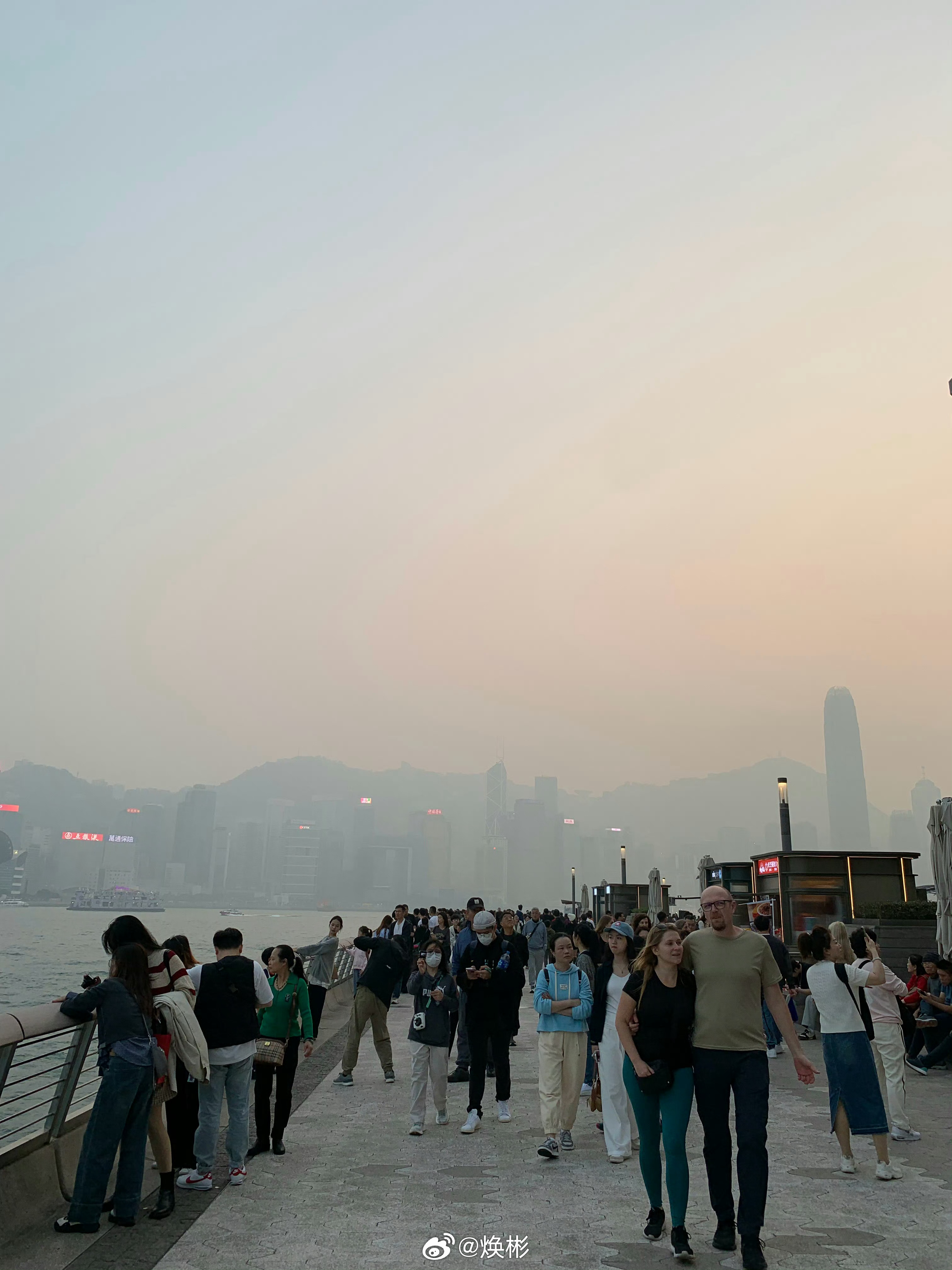 家人萌，这个世界总会有人手捧鲜花、穿过人海来看你，也总会有人在寂静无人的夜想着你